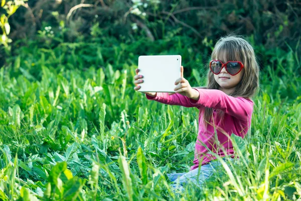 Симпатична Маленька Дівчинка Приймаючи Селфі Зеленій Траві — стокове фото