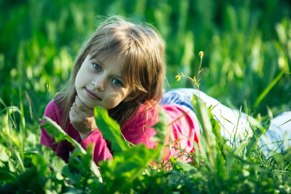 Pequena Menina Bonito Encontra Grama Verde — Fotografia de Stock