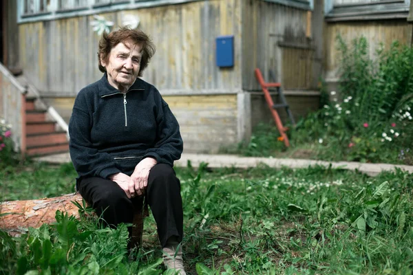 Een Oude Vrouw Het Landhuis — Stockfoto