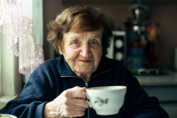 一位老妇人在家中喝茶的特写 — 图库照片