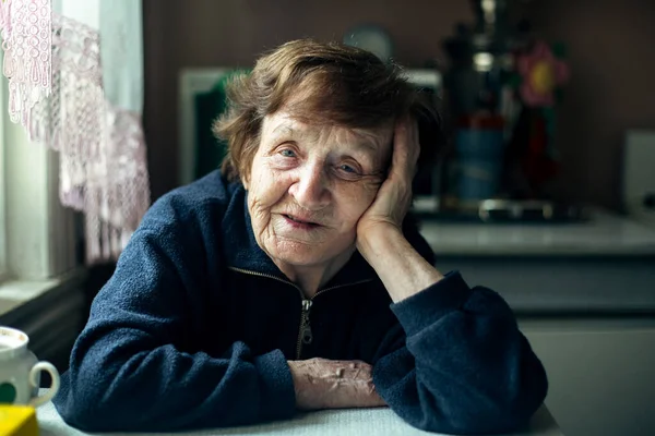 Portret Van Een Oude Vrouw Het Landhuis — Stockfoto