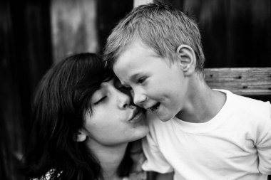 Beş yaşındaki bir çocuğun ablasıyla çekilmiş siyah beyaz bir portresi..