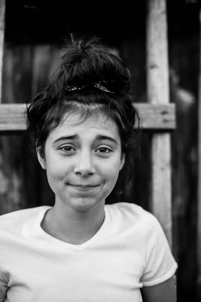 Retrato Blanco Negro Una Adolescente Aire Libre — Foto de Stock