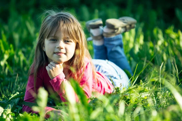 Porträtt Liten Flicka Som Ligger Äng Gräset — Stockfoto