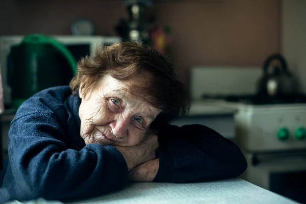 Een Oude Vrouw Verdrietig Keuken Van Haar Huis — Stockfoto