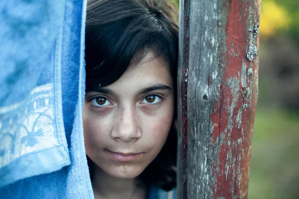Portré Sötét Hajú Tini Lány Szabadban — Stock Fotó
