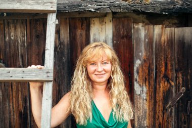 Güzel altın saçlı taşralı kadın..