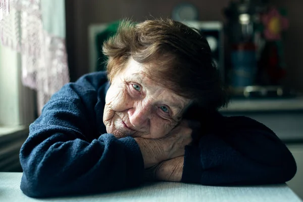Πορτρέτο Μιας Ηλικιωμένης Κυρίας Στο Σπίτι Της — Φωτογραφία Αρχείου
