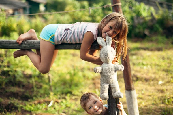 Aldea Niños Juegan Patio Cerca Casa —  Fotos de Stock