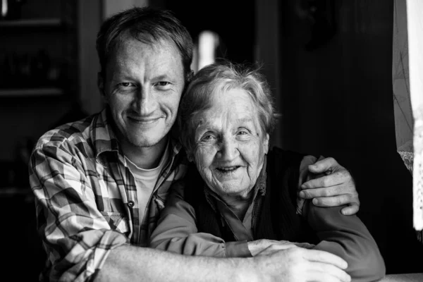 Schwarz Weiß Porträt Der Oma Mit Ihrem Erwachsenen Enkel — Stockfoto