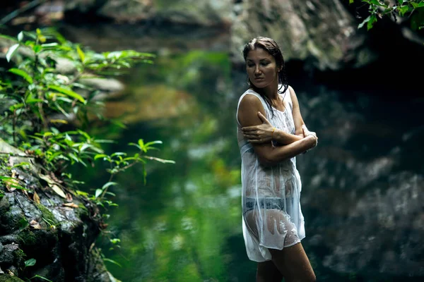 Bella Donna Trova Vicino Una Cascata Tailandia — Foto Stock