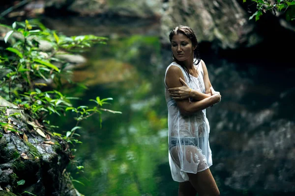 Schöne Frau Steht Der Nähe Eines Wasserfalls Thailand — Stockfoto