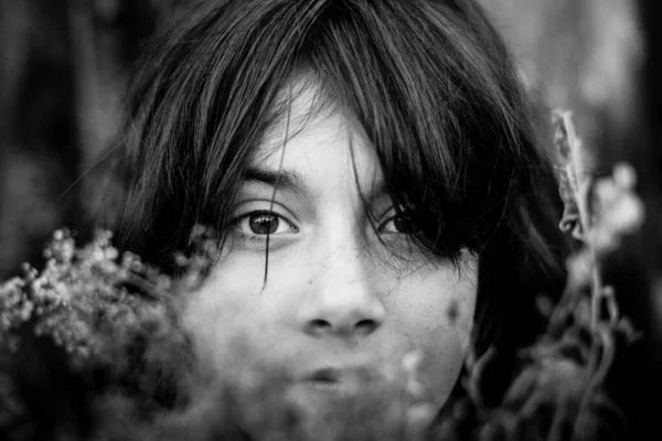 Ασπρόμαυρο Κοντινό Πλάνο Εφήβου Κοριτσιού Εκφραστικά Μάτια Στον Κήπο — Φωτογραφία Αρχείου