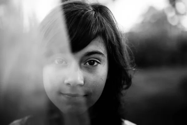 Preto Branco Retrato Menina Adolescente Com Olhos Expressivos Campo — Fotografia de Stock