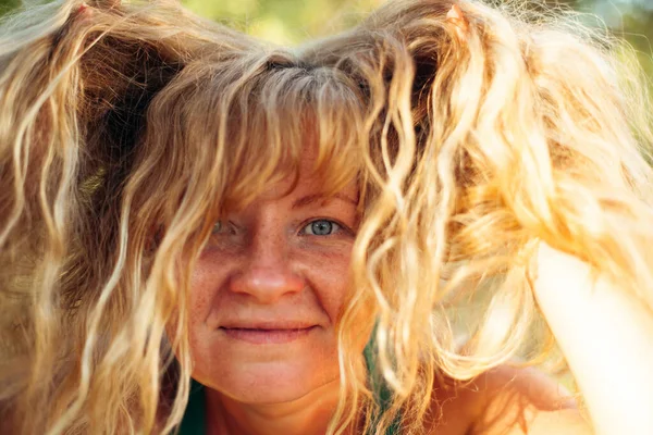 Close Retrato Uma Mulher Com Cabelo Dourado Livre — Fotografia de Stock