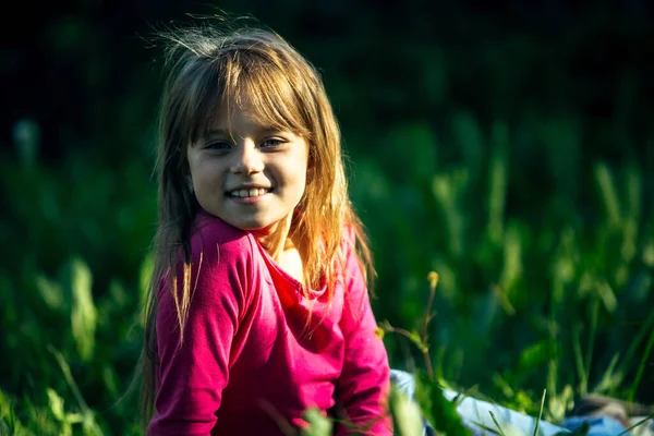 Retrato Una Niña Linda Acostada Prado Hierba Verde — Foto de Stock