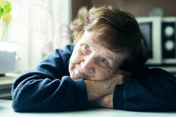 Close Portret Van Een Oude Droevige Vrouw Haar Huis Depressief — Stockfoto