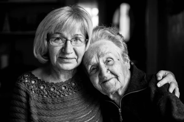 Portrait Noir Blanc Une Femme Adulte Avec Mère Âgée — Photo