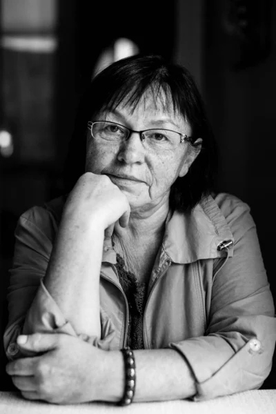 Portrait Noir Blanc Femmes Âgées Assis Table — Photo