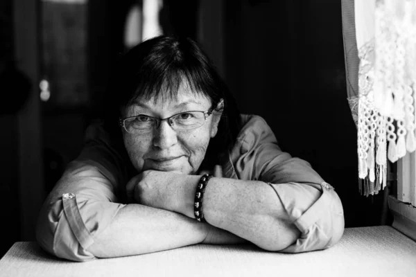 Retrato Close Preto Branco Mulheres Idosas Sentadas Mesa — Fotografia de Stock