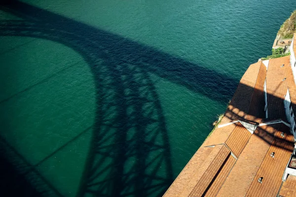 Тень Моста Мбаппе Луиша Воде Реки Доуро Порту Португалия — стоковое фото