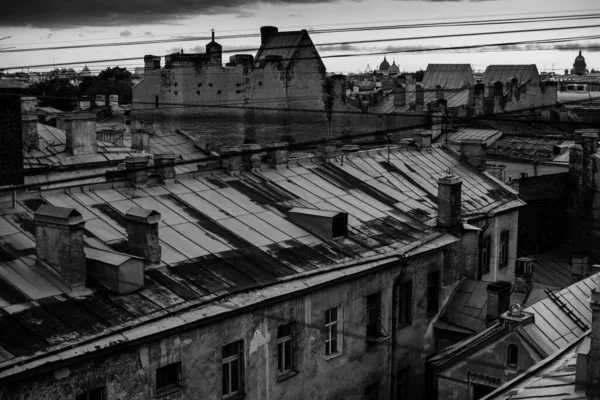 Petersburg Çatılarının Manzarası Siyah Beyaz Fotoğraf — Stok fotoğraf