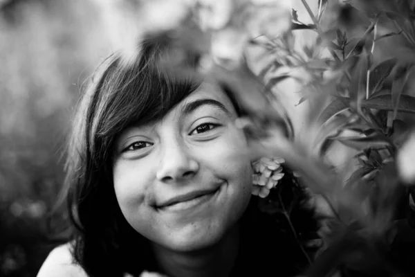 Ασπρόμαυρο Πορτραίτο Έφηβης Στον Κήπο — Φωτογραφία Αρχείου