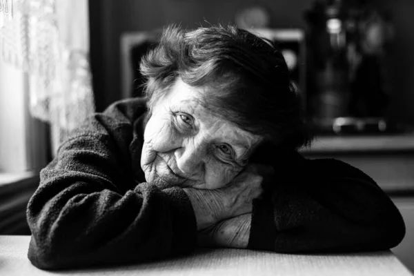 Ασπρόμαυρο Πορτραίτο Γριάς Γυναίκας Στο Σπίτι Της — Φωτογραφία Αρχείου