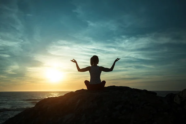 Silhouette Della Donna Yoga Seduto Posizione Lotus Sulla Spiaggia Dell — Foto Stock