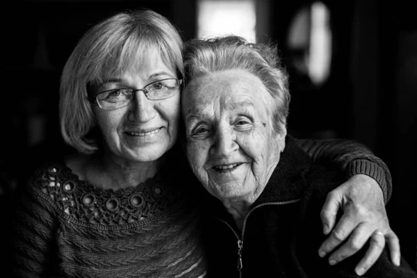 Portret Van Volwassen Vrouw Een Omhelzing Met Haar Oude Moeder — Stockfoto