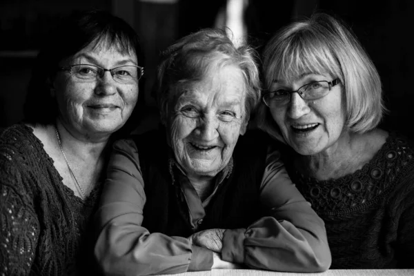 Porträt Einer Alten Frau Mit Zwei Erwachsenen Töchtern Schwarz Weiß — Stockfoto