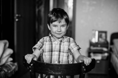 Beş yaşındaki bir çocuğun portresi. Siyah beyaz fotoğraf..