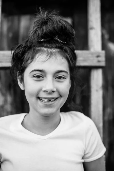 Mladá Dívka Stojí Dřevěných Schodů Venkově Černobílý Portrét Zblízka — Stock fotografie