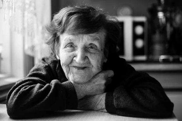 Černobílý Close Portrét Staré Ženy Jejím Domě — Stock fotografie