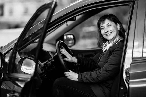 彼の新車の若い女性 白黒写真 — ストック写真