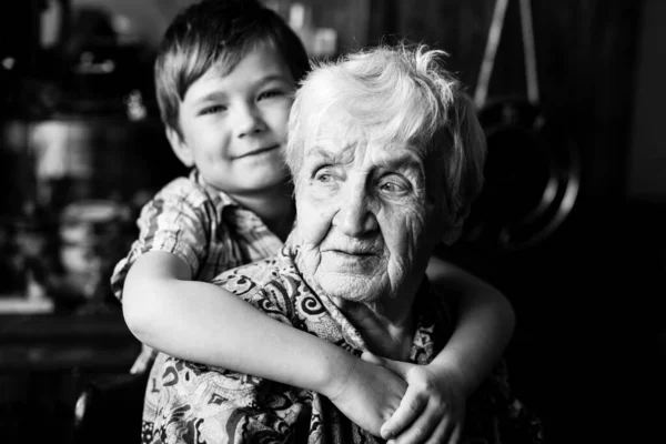 Retrato Una Anciana Con Nieto Fotografía Blanco Negro —  Fotos de Stock