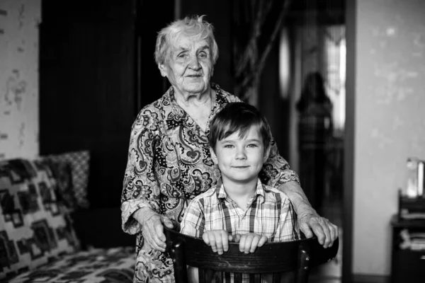 Πορτρέτο Της Γιαγιάς Τον Εγγονό Της Στο Σπίτι Της Ασπρόμαυρη — Φωτογραφία Αρχείου