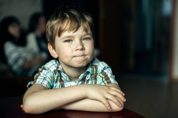 Πορτρέτο Ενός Μικρού Αγοριού Στο Δωμάτιό Του Στο Σπίτι — Φωτογραφία Αρχείου