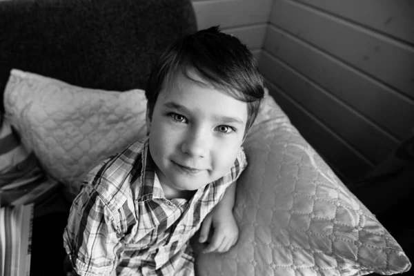 Retrato Alegre Niño Mirando Cámara Fotografía Blanco Negro — Foto de Stock