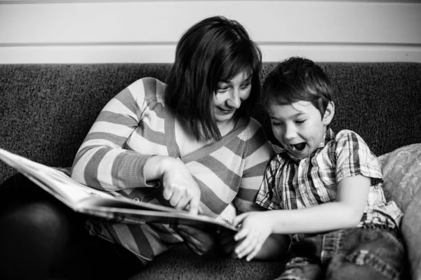 Junge Frau Liest Ein Buch Für Kleinen Jungen Schwarz Weiß — Stockfoto