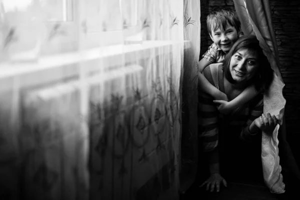 Mulher Brincando Com Seu Filho Quarto Fotografia Preto Branco — Fotografia de Stock