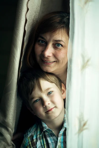 Retrato Una Mujer Jugando Con Pequeño Hijo Habitación —  Fotos de Stock