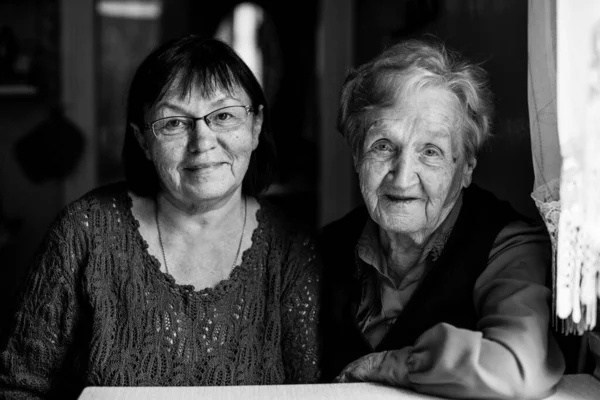Yaşlı Annesiyle Birlikte Olan Bir Kadının Portresi Siyah Beyaz Fotoğraf — Stok fotoğraf