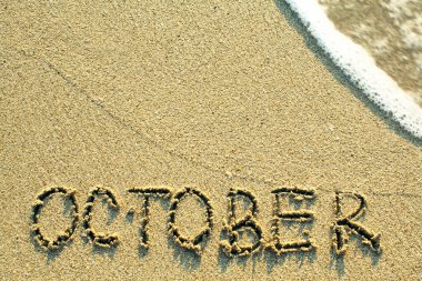 Ekim 'de kumsalda, yumuşak dalgalı bir yazı..