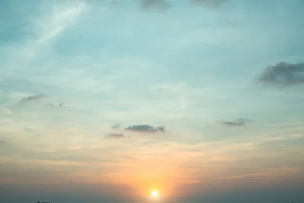 日没時の雲と青空の眺め — ストック写真