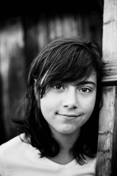 表情豊かな目をした10代の少女の肖像 白黒写真 — ストック写真