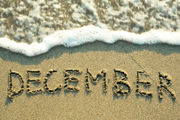 Dicembre Iscrizione Sulla Spiaggia Sabbia Con Onda Morbida — Foto Stock