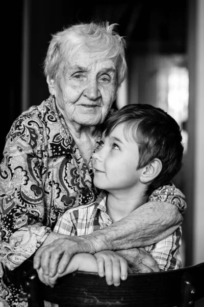 一个老太婆和孙子在镜头前摆姿势 黑白摄影 — 图库照片