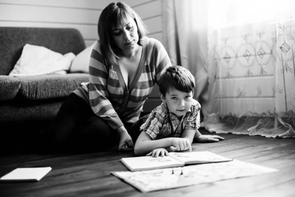 母は幼い息子の訓練に従事している 白黒写真 — ストック写真