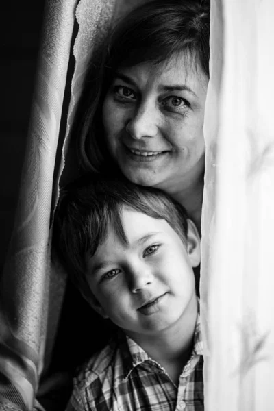 一个女人和她年幼的儿子在房间里的画像 黑白摄影 — 图库照片
